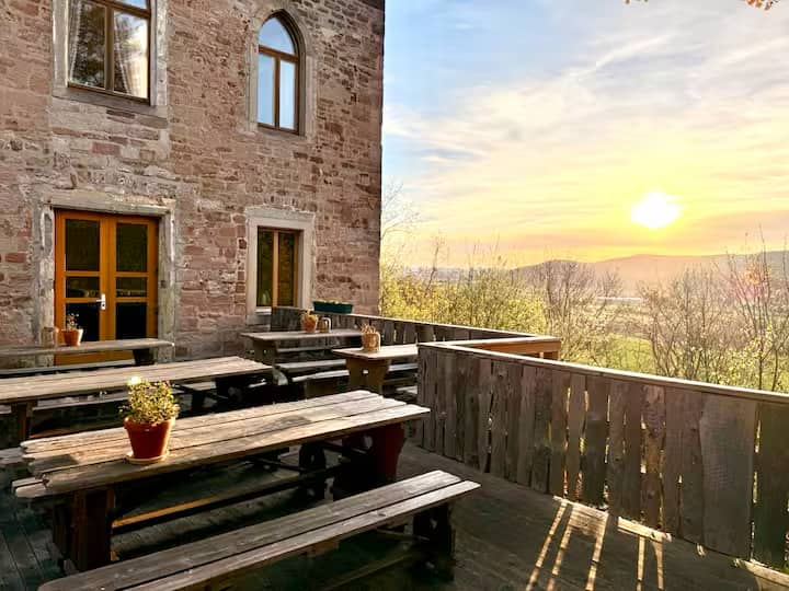Sitzplätze im Schlosshof mit weitem Blick über das Saaletal