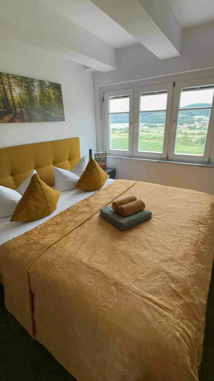 Doppelzimmer mit weitem Blick in das Saaletal